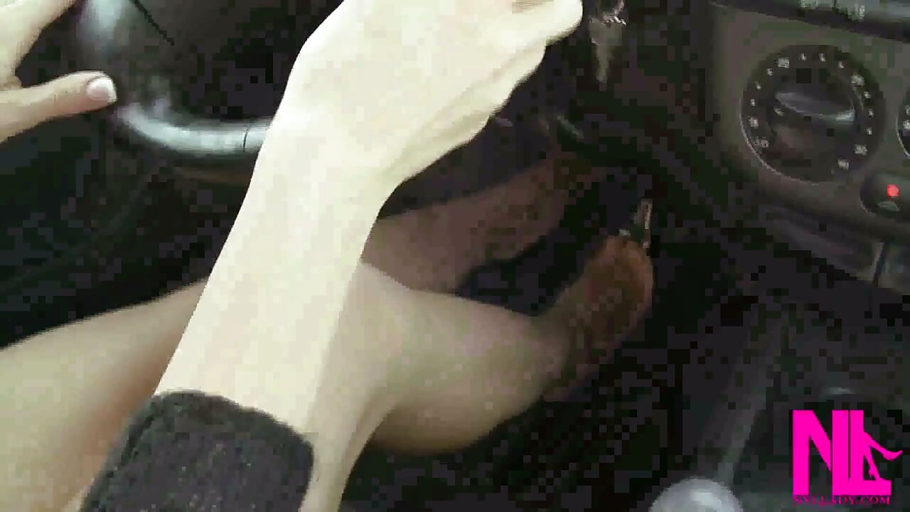Seksi pedal pompalıyor ve yalınayak siyah pompalarla sürüş yapıyor