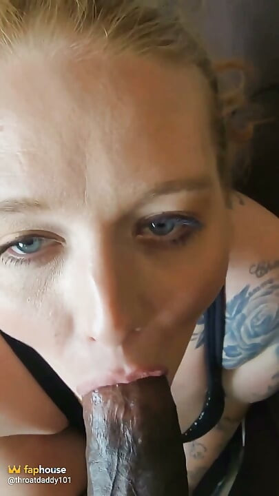 Une suceuse aux yeux bleus s’agenouille pour la bite en chocolat de son beau-père