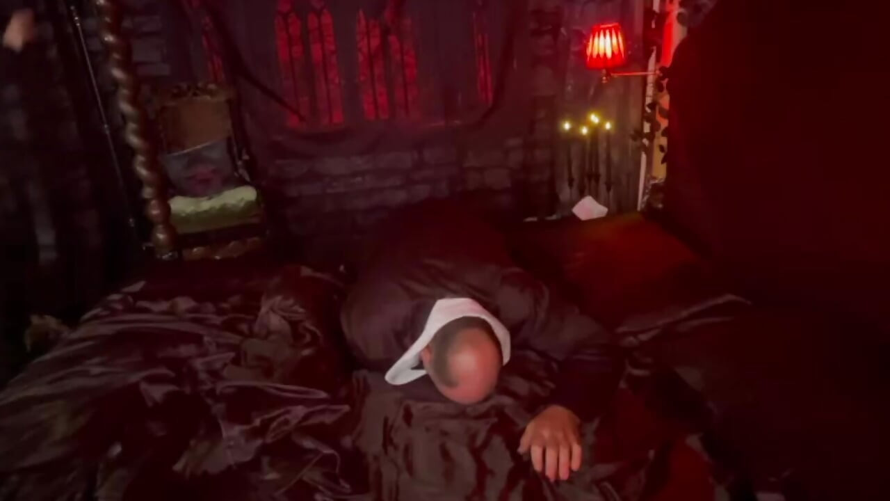 Partea 2: - Regina Vampire îl transformă pe preot într-o curvă care suge pula.