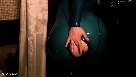 Latex-gummi-waschen und necken von sexy kurviger MILF Arya Grander
