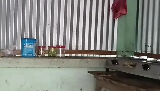 Das haus leer zu finden, hatte ich mit meinem bhabi in der küche vortäuschen