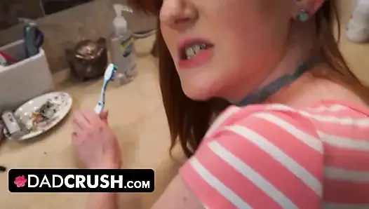 Dadcrush - миниатюрную невинную рыжую падчерицу удивляет член ее отчима в ванной