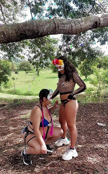 야외 레즈 섹스로 끝나는 사진 세션