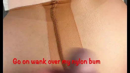 Mrs Mature Feet di lantai sedang disodok. 385