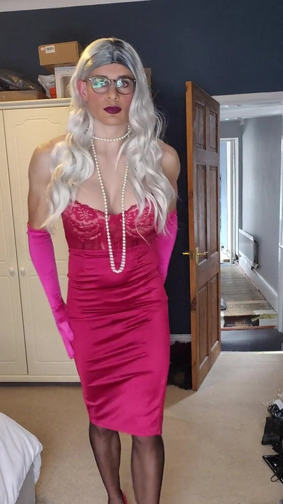 赤いドレス ️を着て暑い