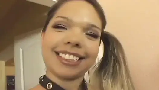 Cewek seksi ini lagi asik dientot habis-habisan di tirai