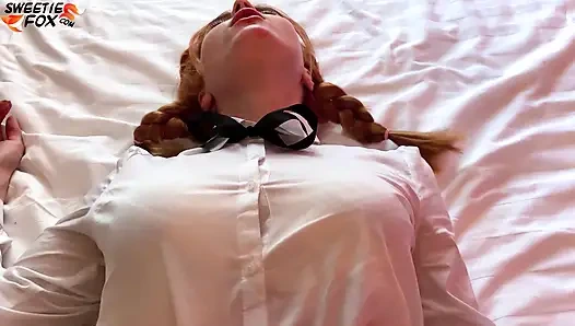 Der lehrer peitschte und fickte sexy schülerin, damit sie die prüfung besteht