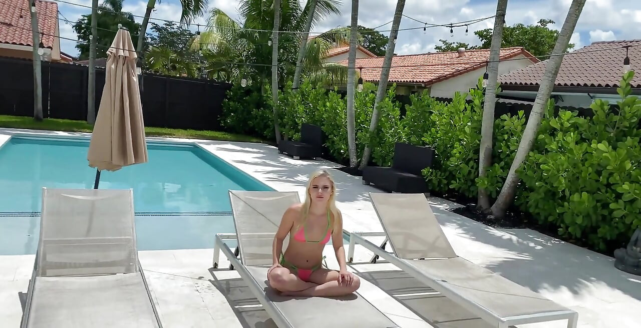 Søde blondine Aria Banks elsker at sutte min pik udenfor ved poolen