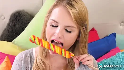 Sevimli sarışın Natalie Knight seni şeker yarığıyla tanıştırıyor
