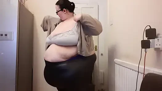 Ssbbw iri güzel kadın tangalar ve deri tayt deniyor
