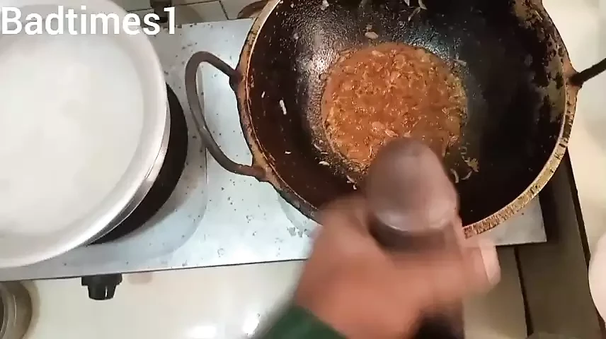 Isteri rumah punggung gelembung mega saya memerlukan zakar hitam yang lucu di dalamnya di dapur.