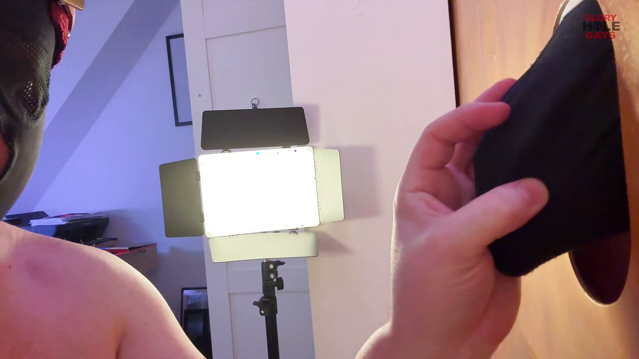 Penis cage Gloryhole - Uvolním jeho dlouhý pták s předkožkou a uzdičkou