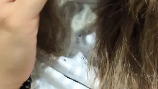 Ich war in einer öffentlichen toilette mit vielen leuten draußen, und ich musste mich berühren und kommen