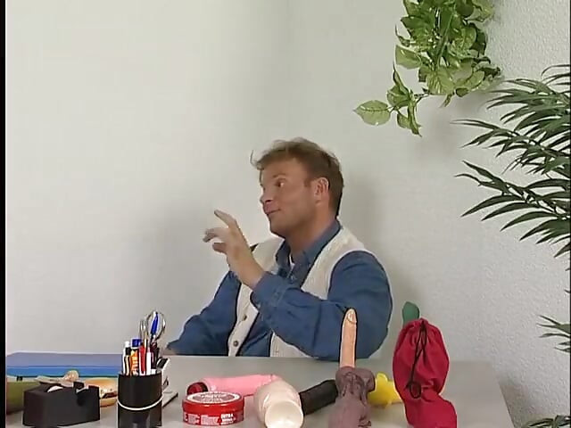 Kısa saçlı esmer oyuncu seçmelerinde yarak emiyor ve binerken çorap giyiyor