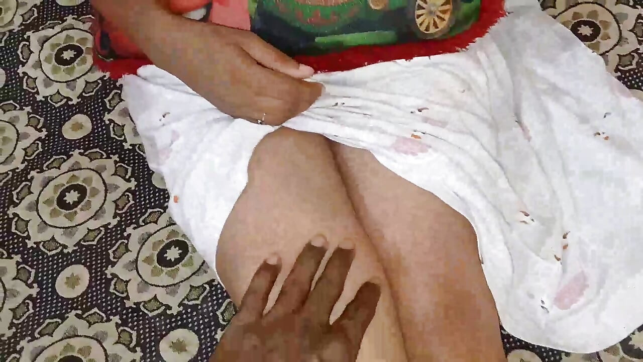 DESI BOMBAJSKÁ MILFKA ŠUKÁ SE SOUSEDEM