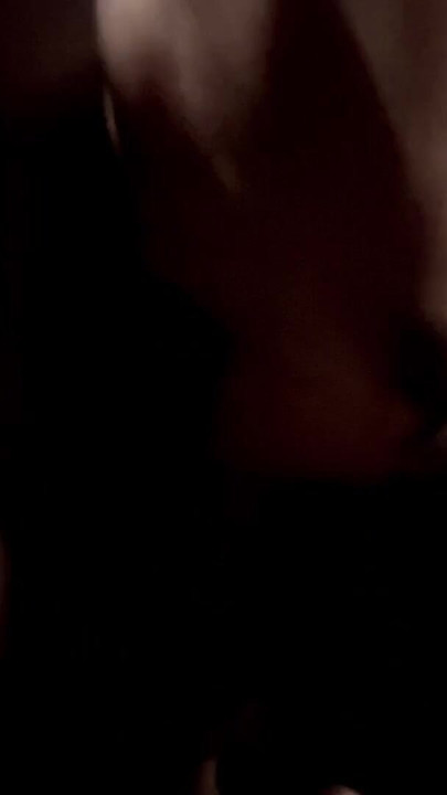 Curva se îneacă cu pula în camioneta de futut în față | Clip 2