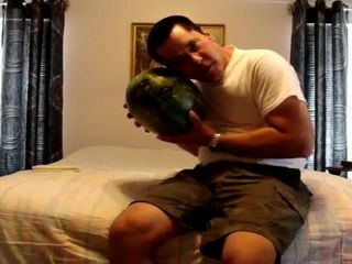 Str8, papai ama uma melancia