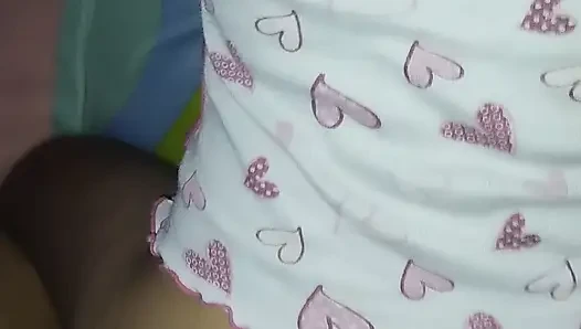 Penis aç üvey anne yatağa girer ve üvey oğlunun penisini ıslak vajinasına derinlemesine yiyor