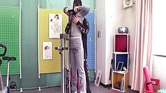 Женщина в спортзале для траха, тренер жестко шпилит ее пизду
