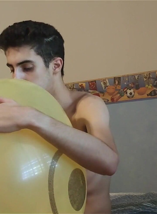 Suflând un balon uriaș smiley în timp ce se masturbează