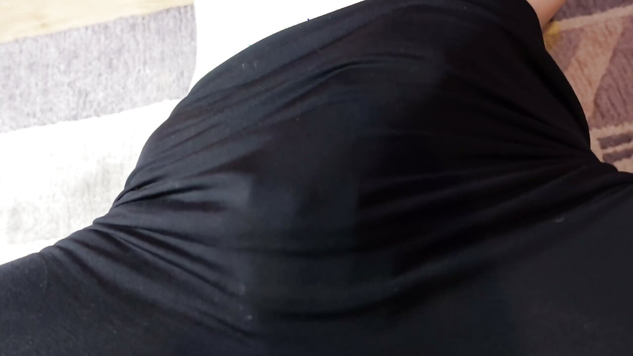 Aku lagi asik ngusap memekku pakai legging dan lanjut ngusap memekku pakai legging