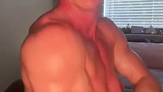 Гибкая мускулистая мамочка