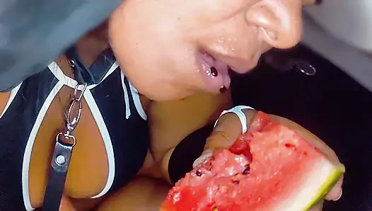 PERUANISCHE NIPPELARMHÖHLE LECKT WASSERMELONE SUB-SCHLAMPE NONNE