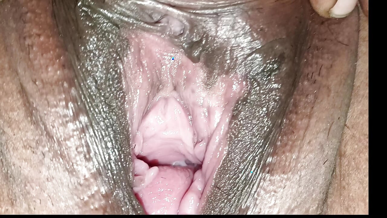 Desi  local bhabhi ki chut me fingering