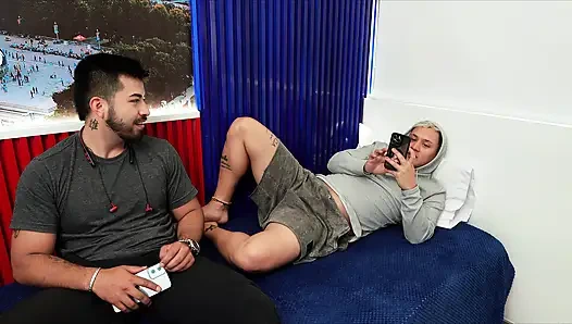 Возбужденного друга моего пасынка поймали за мастурбацией, и я помогаю ему