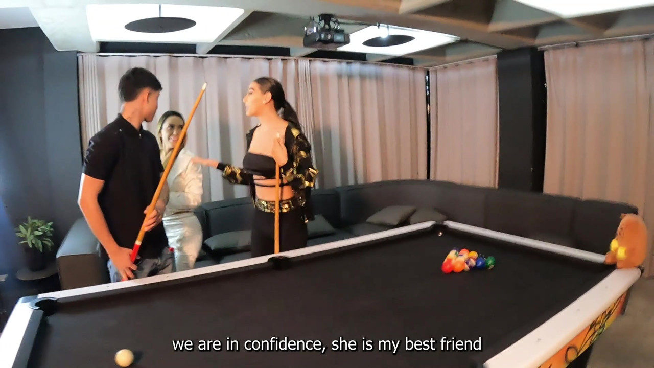 和两个令人难以置信的拉丁女郎在台球桌上玩3P