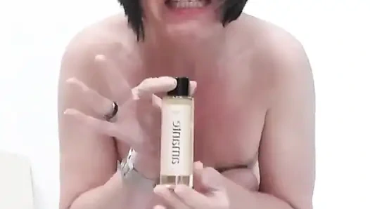 Джули смазывается маслом и брызгает