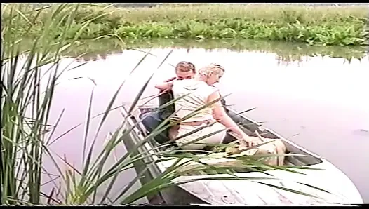 Dua pasangan sange amatir ngentot di atas kapal di tengah danau