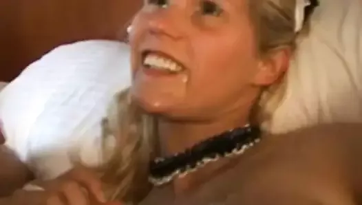 Une mariée blonde hollandaise se fait baiser en lune de miel