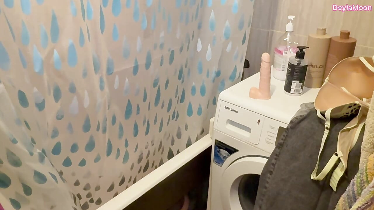 Meine stiefmutter beim masturbieren im badezimmer erwischt. Ich habe sie gefickt, während sie meinen schwanz lutscht.