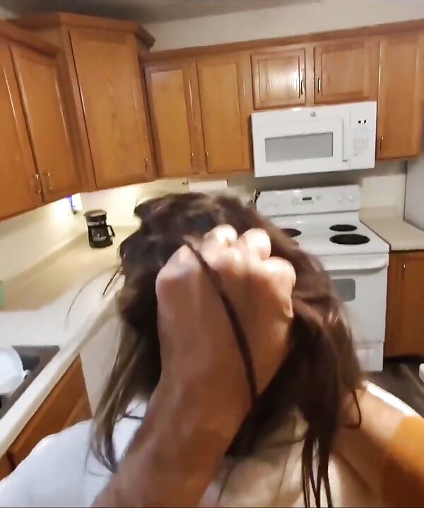 Sexe en POV dans la cuisine, footjob et préliminaires