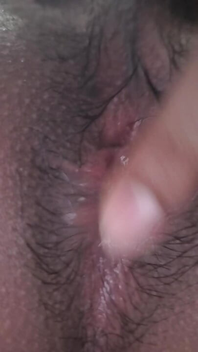 Jedenje guzice u POV-u dok drka