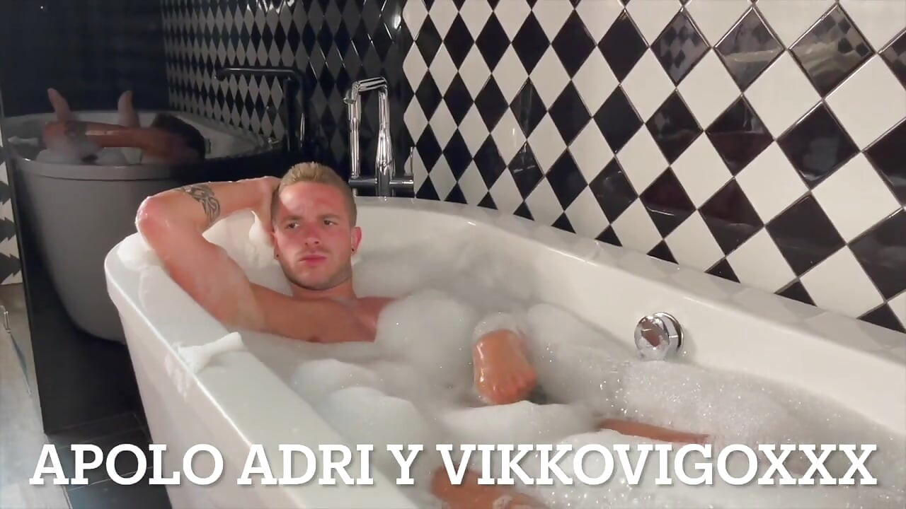 Vikko Viggo used raw by Apolo Adrii inthe bathroom