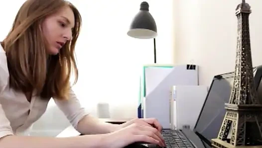 Миниатюрной шлюхе грубо уничтожают ее маленькую киску