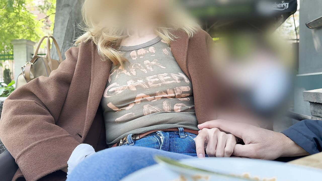 Ich necke meinen ehemann in einem hauchdünnen hemd, in dem große gepiercte nippel am kaffeeplatz im freien zeigt