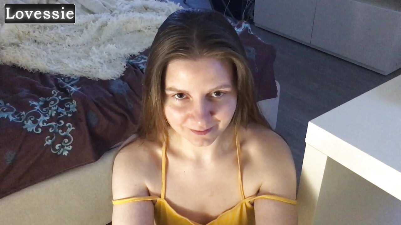 Μια όμορφη Ρωσίδα Milf με κοντό κίτρινο φόρεμα πιπιλάει με ενθουσιασμό ένα μεγάλο μακρύ πούτσο - Lovessie