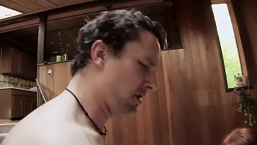 Remaja pucat disetubuhi dengan keras di meja pijat