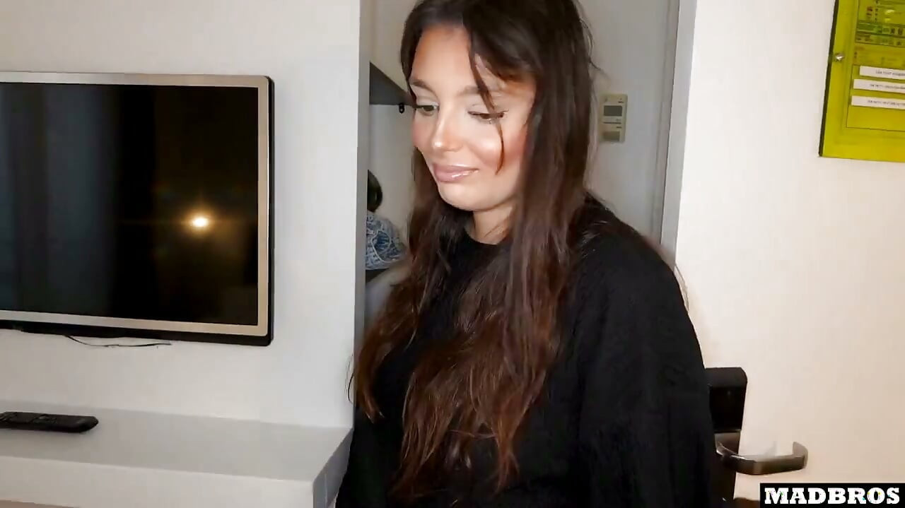 Ein Französisches Arabisches Mädchen Mit Dickem Arsch Wird Von Der Freundin Ihres Chefs!! Anal Gefickt