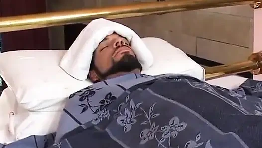 Зрелая шлюшка на высоких каблуках царит ее любовника, и трахает задницу игрушкой