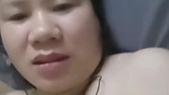 Madrastra vietnamita se masturba el coño hasta que se corre