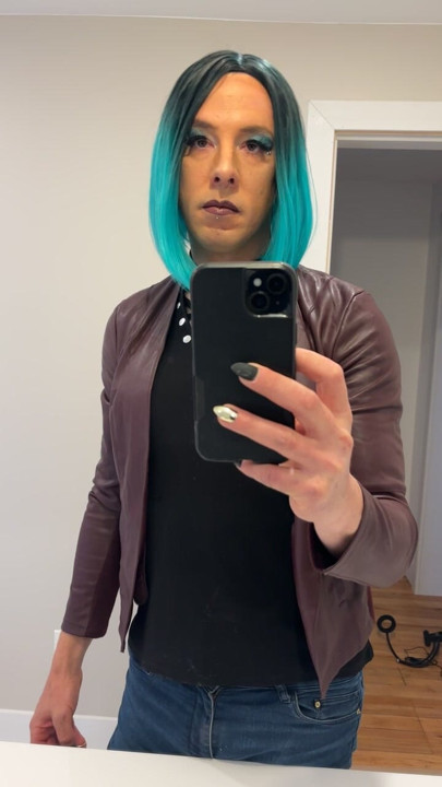 Femboy are o ejaculare rapidă înainte de a ieși în oraș!