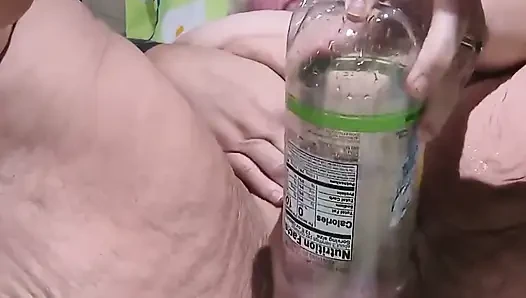 Блин, она трахает бутылку