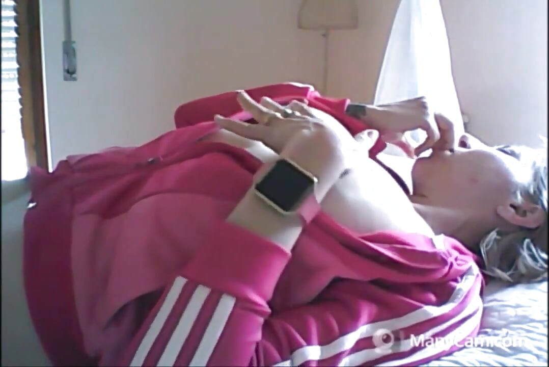meri sauteli bahan ko kaim par apne sundar stan dikhaana pasand hai. ye vidiyo mujhe uske phon men mile hain