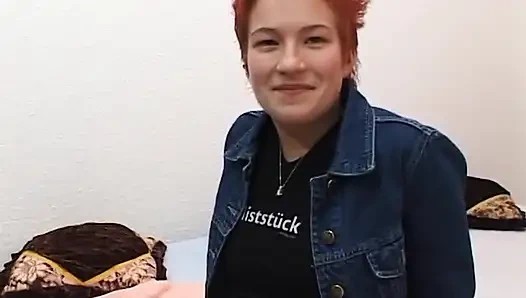 Соблазнительная рыжая сделает тебя возбужденной