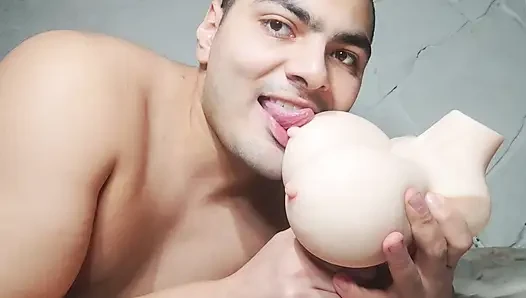 Meme masajı - seks bebeğinin göğüslerini emiyor - büyük penis mastürbasyonu