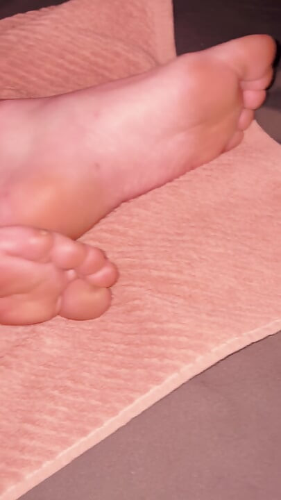 Cum on redhead stepsisters soles